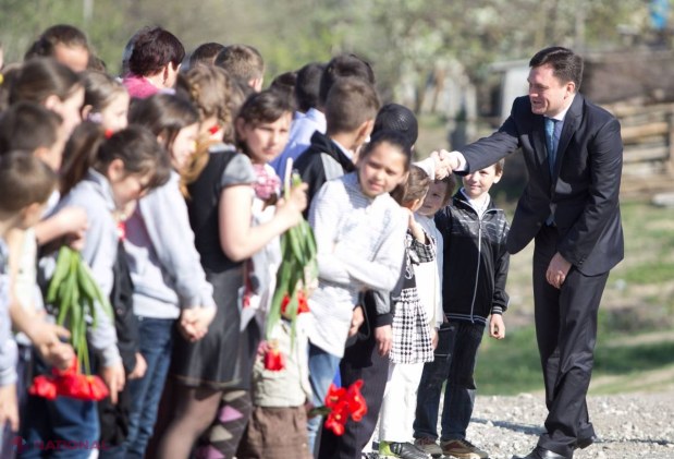 REPORTAJ FOTO // Drapel uriaş pe cel mai înalt deal din R. Moldova