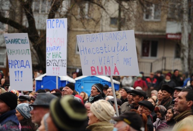 FOTO // Peste 10 mii de persoane PROTESTEAZĂ la Curtea de Apel Chișinău împotriva excluderii candidatului Partidului „ȘOR” din cursa electorală de la Hâncești: „E un abuz din partea guvernării dodoniste”