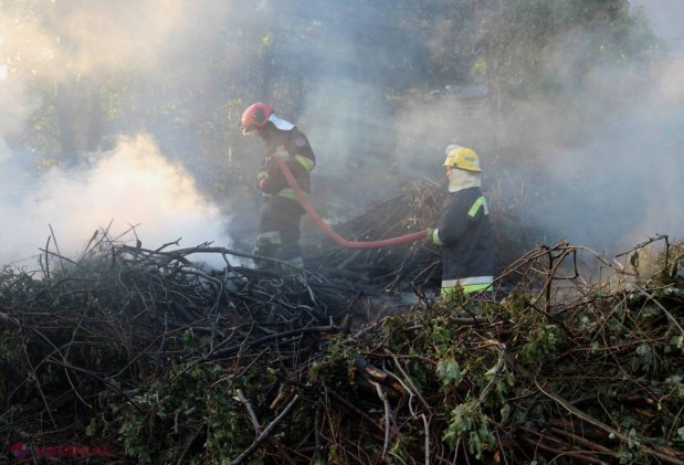 INCENDIU pe teritoriul fostului stadion republican din centrul capitalei unde sunt depozitate crengi: 80 de pompieri luptă cu flăcările