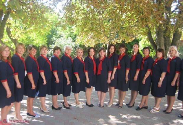Uniforme nu numai pentru elevi, dar şi pentru învăţători: Cum s-au îmbrăcat profesorii unui liceu din R. Moldova la 1 septembrie 
