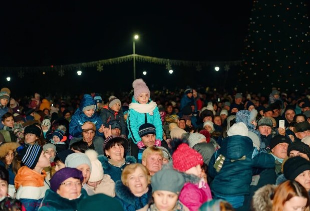 FOTO // Au luat exemplu de la autoritățile din Orhei. La Taraclia a fost inaugurat, cu mare fast, Pomul de Crăciun. Circa 4 000 de persoane au participat la eveniment