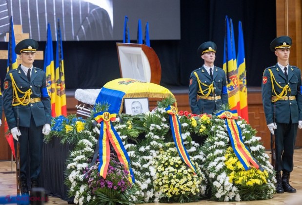 GALERIE FOTO // Primul PREȘEDINTE al R. Moldova, petrecut pe ultimul drum. Sute de oameni, inclusiv actualul șef al statului Maia Sandu și foștii președinți Lucinschi, Voronin și Timofti, i-au adus un ultim omagiu lui Mircea Snegur