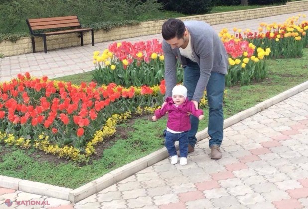 FOTO // De Paști, Adrian Ursu a ieșit cu fetița și soția la plimbare! O învață pe Andreea-Maria să meargă