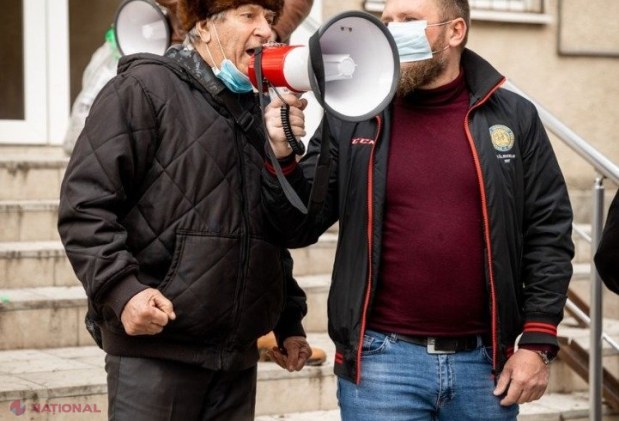 FOTO // Protest cu SACI de facturi în 22 de localități din R. Moldova. Reprezentanții Partidului „ȘOR” au lăsat facturile la sediile PAS