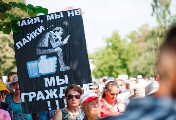 „Jos mâinile de pe magazinele sociale”. Mii de oameni au protestat împotriva intenției PAS, PPDA și PLDM de a lichida magazinele sociale
