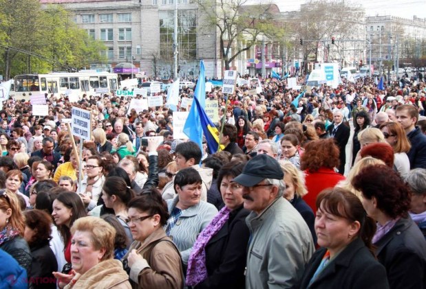 DECIZIA care îi vizează pe profesorii din R. Moldova: Au cerut majorarea cu 50% a salariilor, dar vor primi în plus câte doar 100 de lei