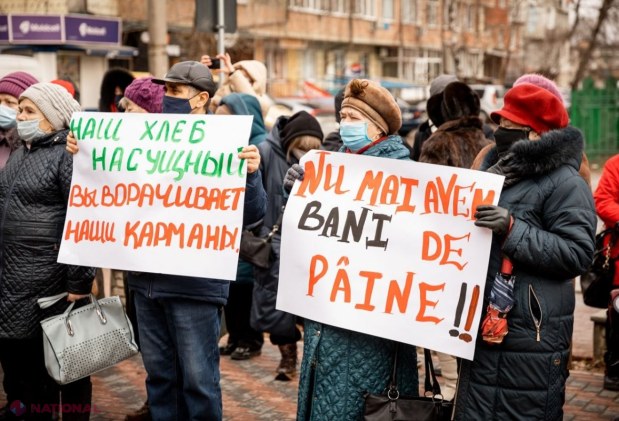 FOTO // „Nu ne luați pâinea de la gură”! Peste o sută de oameni au cerut IEFTINIREA pâinii, în cadrul unui flash-mob organizat la „Franzeluța”
