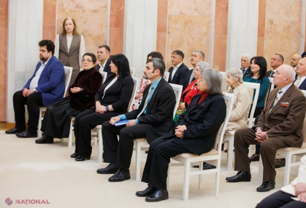 FOTO // Mai multe personalități din R. Moldova au fost DECORATE de către Maia Sandu. Doi participanți la RĂZBOIUL de pe Nistru și un fost ambasador au primit distincții post-mortem
