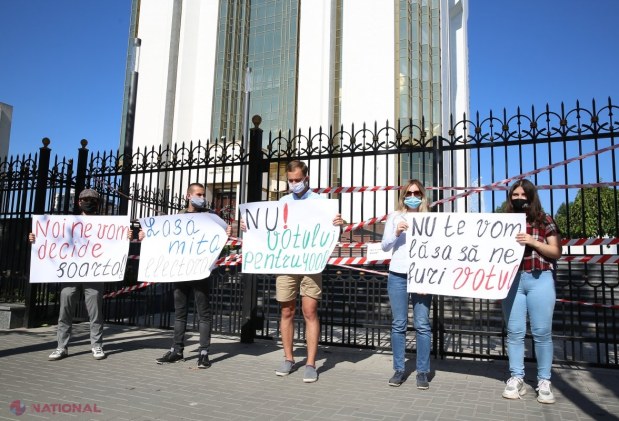 FOTO, VIDEO // Președinția IZOLATĂ de tinerii de la PAS: „Aici se cumpără voturi cu hrișcă”