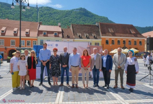 FOTO // Brașovenii și turiștii străini au „luat cu asalt” standurile din Piața Sfatului ale celor 40 de companii din R. Moldova: Au fost inițiate peste 20 contacte între agenții economici autohtoni și cei din România