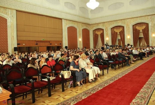 Profesorii, multumiți și nu prea de majorarea salariului și de prevederile noului Cod al Educației