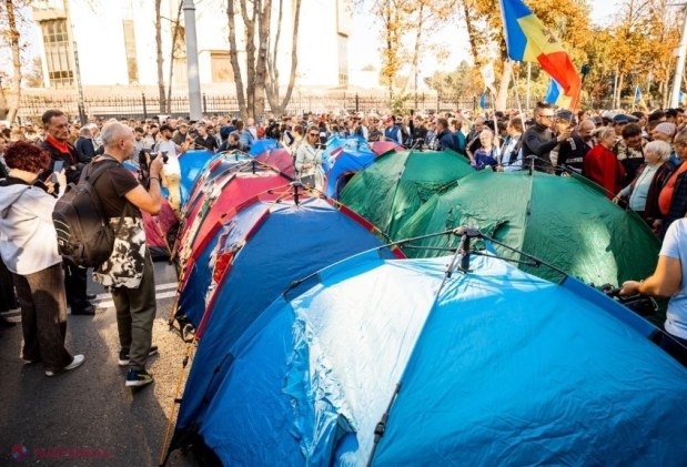 FOTO // Încă 100 de corturi au fost instalate în 