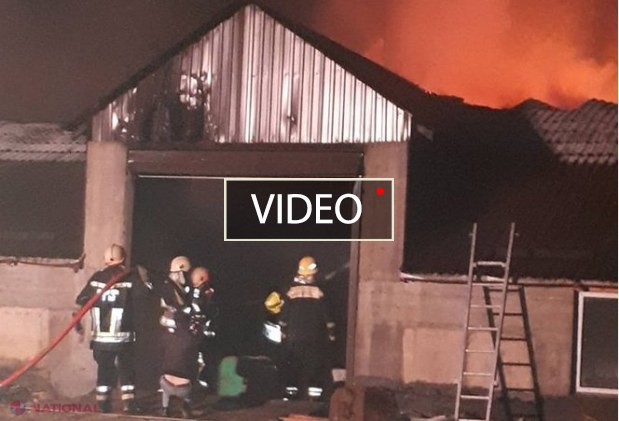 VIDEO // INCENDIU uriaș lângă Chișinău: Zeci de pompieri au luptat cu flăcările care au mistuit 1 500 de metri pătrați