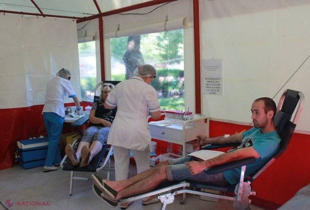 FOTO // Au stat la coadă pentru a face acest gest de LĂUDAT. Au fost răsplătiți cu cireșe