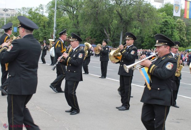 FOTO // Ziua Europei, marcată cu FANFARE și DANSURI în centrul Chișinăului!