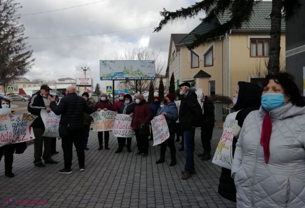 FOTO // Protest cu SACI de facturi în 22 de localități din R. Moldova. Reprezentanții Partidului „ȘOR” au lăsat facturile la sediile PAS