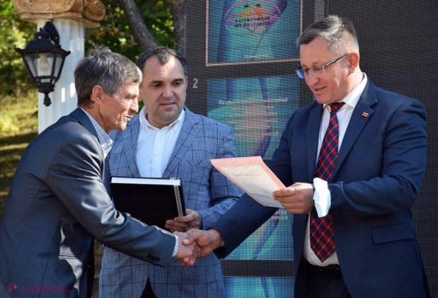 FOTO // Diplome, flori și PREMII pentru cadrele didactice din orașul și raionul Orhei, oferite în dar la inițiativa lui Ilan Șor