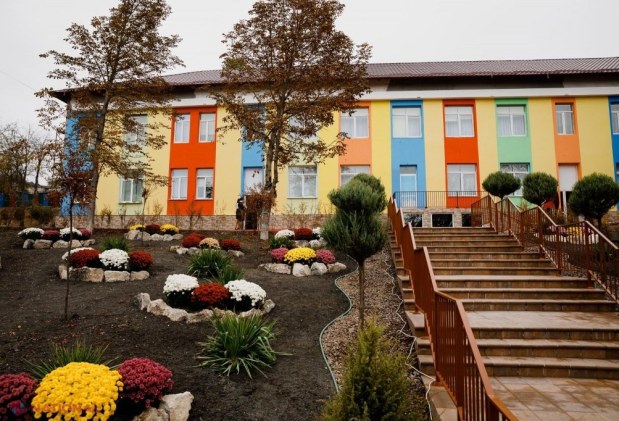 FOTO // Cum arată prima grădiniță cu BAZIN și cameră SALINĂ din R. Moldova. Aceasta a fost inaugurată la Orhei
