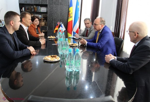 Ambasadorul României a inspectat lucrările de construcție a noului bloc de la singurul liceu cu predare în limba română din Comrat și a donat tablete copiilor nevoiași din Găgăuzia: „România a fost întotdeauna aproape de cetățenii R. Moldova”