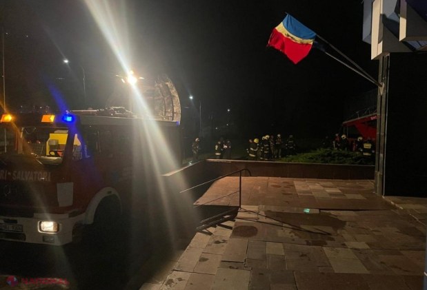 FOTO, VIDEO // Incendiu la Radio Moldova: A ars camera de servere de la etajul doi al Casei Radio. Zeci de pompieri cu 12 autospecialele au luptat cu flăcările