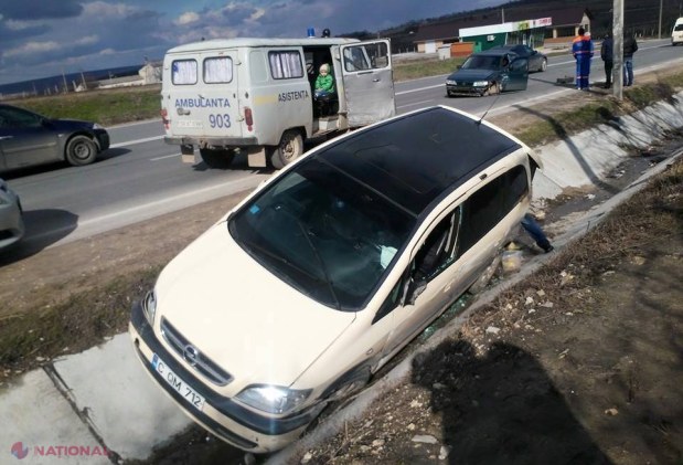 Foto // ACCIDENT  la Peresecina. O maşină a ajuns în şanţ, iar alta a fost GRAV avariată
