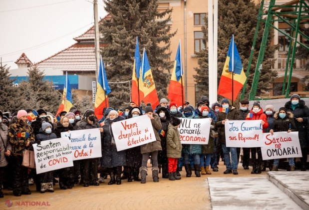 FOTO // Protest împotriva GUVERNĂRII la Orhei: Cei prezenți au cerut DEMISIA Guvernului, iar Consiliul Raional Orhei a votat o declarație în acest sens. „Începutul sfârșitului actualei guvernări începe aici, la Orhei”
