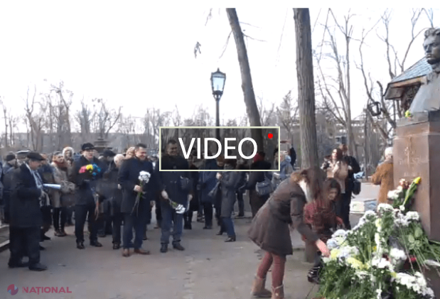 VIDEO // Rânduri la busutul lui Mihai Eminescu de pe Aleea Clasicilor, la 168 de ani de la nașterea poetului