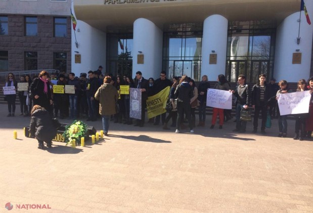 FOTO // Dosarul „7 aprilie”, „îngropat” în fața Parlamentului