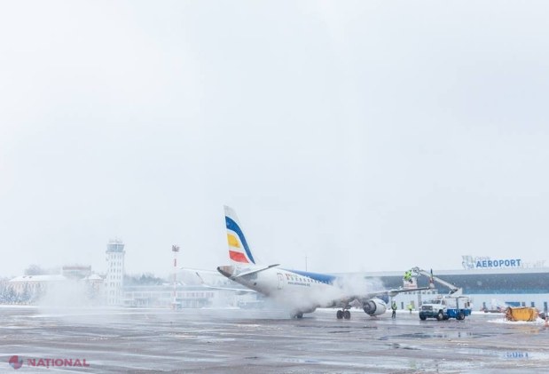 FOTO // Aeroportul Internațional Chișinău face față ninsorilor ABUNDENTE: „Nicio cursă operată nu a fost reținută sau anulată în legătură cu activitatea de deszăpezire”