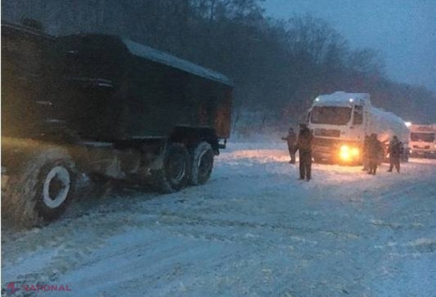 Mobilizare GENERALĂ pe drumurile din republică. Polițiștii, carabinierii, salvatorii și pompierii vor PATRULA pe parcursul nopții principalele trasee. Armata a scos tehnica pentru a ajuta șoferii blocați