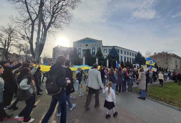 GALERIE FOTO // Arcul de Triumf din centrul Chișinăului, iluminat în culorile drapelului ucrainean. Marș al solidarității în capitala R. Moldova, la doi ani de la invazia militară a Rusiei în statul vecin