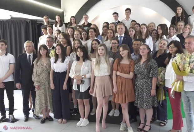 VIDEO // Elevii din R. Moldova care au obținut performanțe la OLIMPIADELE de Limba și literatura ROMÂNĂ, dar și Istoria românilor, PREMIAȚI de DRRM. La eveniment a participat și renumita actriță Maia Morgenstern