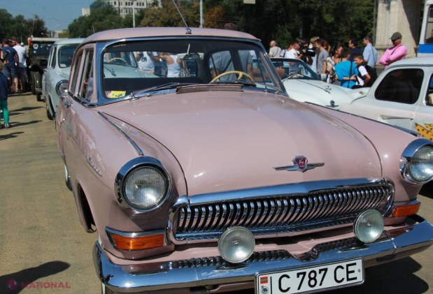 Reportaj FOTO // Mașina lui James Bond, în centrul Chișinăului