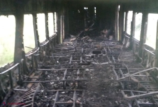 FOTO // Un tren plin cu pasageri a luat FOC din mers la Fălești: Două persoane, la spital