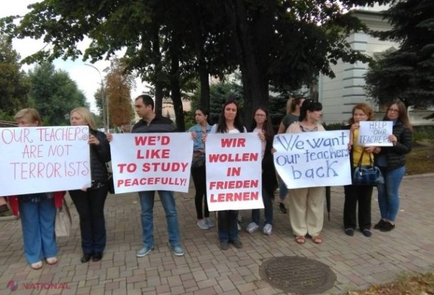 FOTO // Profesori, părinți, dar și elevi cer SPRIJINUL Statelor Unite ale Americii și Germaniei pentru ca rețeaua de licee „Orizont” să fie lăsată în pace, iar persoanele deportate în Turcia să fie eliberate