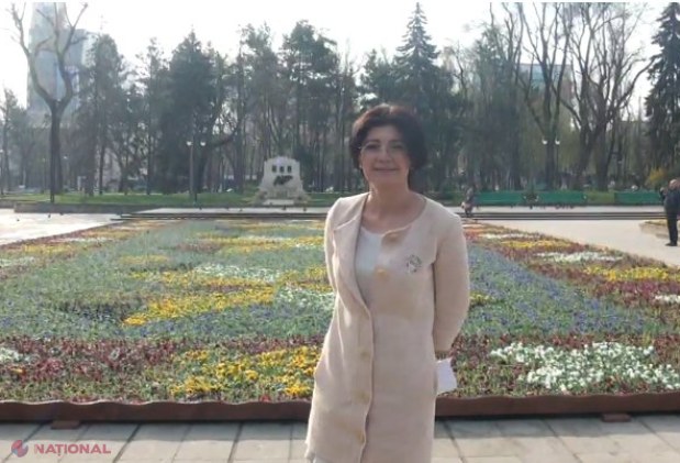 VIDEO // Un covor din FLORI, care a costat Primăria Chișinău 1,8 milioane de lei, a fost așternut în Scuarul Catedralei. Silvia Radu: „Este ideea mea, e un DAR pentru chișinăueni”
