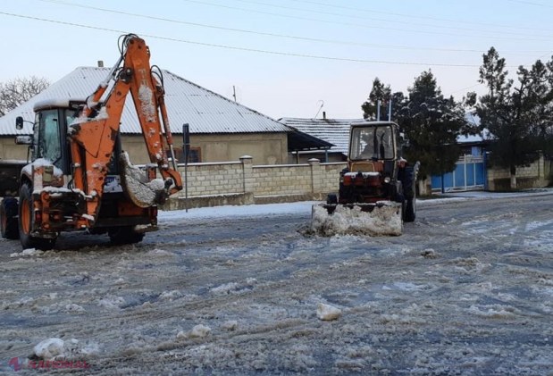 FOTO // Comuna Jora de Mijloc, singura localitate din republică DESZĂPEZITĂ în totalitate