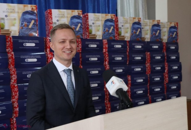 FOTO // Președinta SENATULUI României, în vizită la Gimnaziul „Alexandrina Rusu” din Dănceni, raionul Ialoveni. Elevii au primit de la Alina Gorghiu și Adrian Dupu „Cutia Școlarului” cu toate cele necesare începerii anului școlar