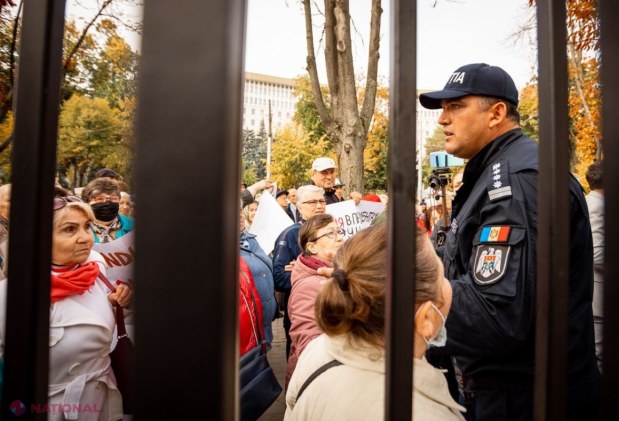 Protestatarii din fața Parlamentului se plâng că au fost împiedicați să picheteze Președinția în timpul vizitei comisarului european Johannes Hahn: „Solicităm comisarului european să facă cunoștință cu cererile protestatarilor”