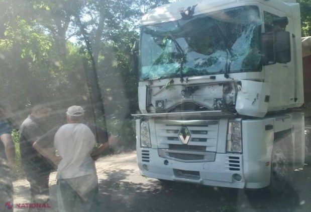 Chișinău // Un copac a căzut din senin peste un camion