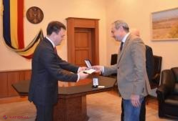 FOTO // Doi oficiali străini, decorați la Chișinău