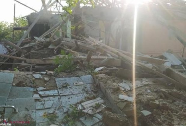 FOTO // EXPLOZIE la Nisporeni: O casă a sărit în aer, iar proprietarul a ajuns în stare gravă la spital