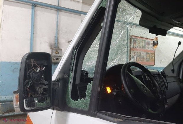 FOTO // Clipe de GROAZĂ pentru un șofer de pe AMBULANȚĂ, în Chișinău: Agresat în timp ce aștepta echipa de medici, iar autosanitara - distrusă cu o rangă metalică