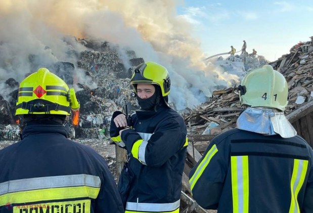 GALERIE FOTO // Incendiu de proporții în Chișinău: Ard deşeuri din plastic de pe teritoriul unui depozit şi numeroşi pompieri luptă cu flăcările 