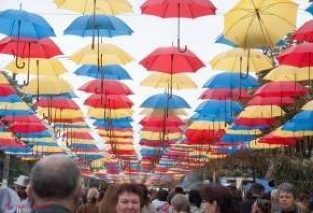 FOTO // La Orhei „Ziua Vinului” este sărbătorită cu multă veselie, muzică și cârnăciori la grătar, oferiți gratuit. Au venit circa 20 de mii de persoane