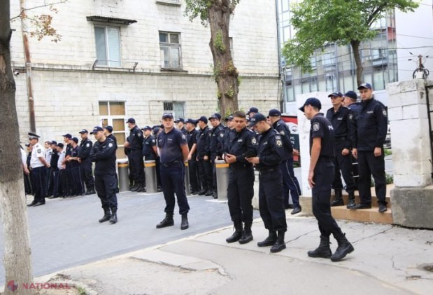 De ce erau mobilizați mulți polițiști la sediul PD? „Se uită că exact această poliție apăra recent concetățenii noștri, care erau bombardați cu ouă de ,,pochi” și babe îmbrobodite”