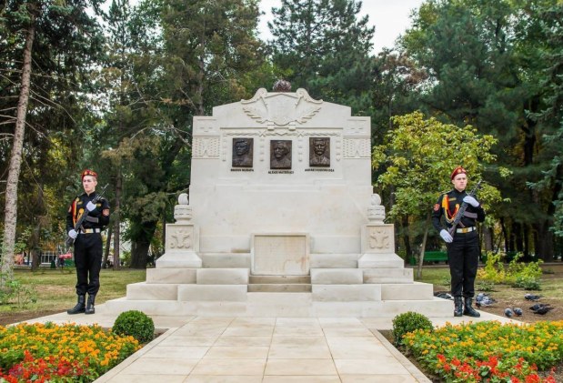 FOTO // Mihai Ghimpu, la reinstalarea monumentului lui Alexei Mateevici, Simion Murafa și Andrei Hodorogea: „Să învățăm a ne cinsti eroii”