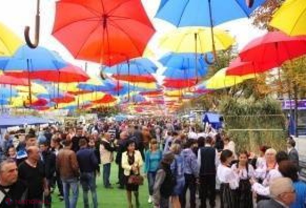 FOTO // La Orhei „Ziua Vinului” este sărbătorită cu multă veselie, muzică și cârnăciori la grătar, oferiți gratuit. Au venit circa 20 de mii de persoane