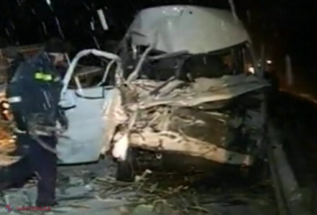 Accident grav lângă Leușeni // Un microbuz care se deplasa spre Italia a lovit un tractor. Toți pasagerii ai ajuns la spital