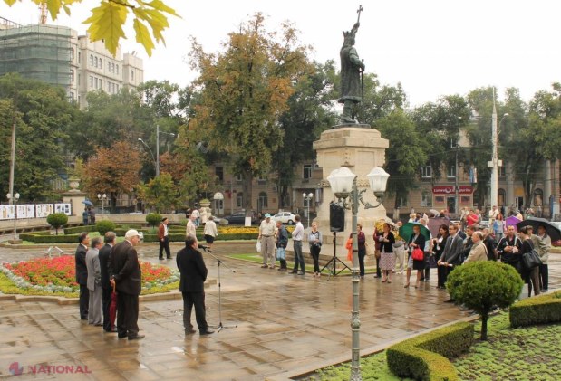 FOTO // Alexie Mateevici, lângă Ștefan cel Mare